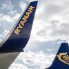 Der Firmenschriftzug und das Logo der Fluggesellschaft Ryanair.