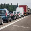 Autos stauen sich zum Pfingst-Beginn nahe Pforzheim auf der Autobahn A8 Richtung Karlsruhe.