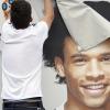 Ein Mitarbeiter zieht eine Folie mit dem Porträt von Leroy Sane von der Außenwand des Fußballmuseums in Dortmund ab. Foto: Ina Fassbender