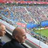 Russlands Präsident Wladimir Putin (l) und FIFA-Präsident Gianni Infantino verfolgen gemeinsam ein Spiel.