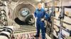 Der Astronaut Alexander Gerst steht in einem Trainings-Modul bei der European Space Agency (ESA).