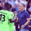 Hannovers Trainer André Breitenreiter bedankt sich bei Ihlas Bebou. (Archivbild) Hannovers Trainer André Breitenreiter bedankt sich bei Ihlas Bebou. (Archivbild)