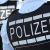 In Polizei-Westen gekleidete Polizisten.
