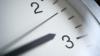 Ein Zeiger einer Uhr zwischen 2 Uhr und 3 Uhr ist zu sehen. Foto: Daniel Naupold/Archiv