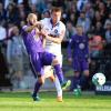 Der Auer Philipp Riese (l.) und Karlsruhes Marvin Pourie kämpfen um den Ball. Der Auer Philipp Riese (l.) und Karlsruhes Marvin Pourie kämpfen um den Ball.