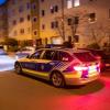 Ein Polizeiauto fährt in den frühen Morgenstunden durch den Nürnberger Stadtteil St. Johannis.