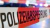 Ein Flatterband mit der Aufschrift «Polizeiabsperrung» ist an einem Einsatzort zu sehen.