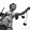 Eine Bronzestatue der Justitia steht in Frankfurt am Main.
