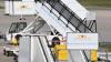 Flugzeugtreppen für Passagiere stehen im Flughafen Karlsruhe / Baden-Baden an einem Rollfeld.