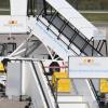 Flugzeugtreppen für Passagiere stehen im Flughafen Karlsruhe / Baden-Baden an einem Rollfeld.
