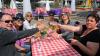 30. Karlsruher Brigandefeschd auf dem Friedrichsplatz: Kulinarisches Essen, Kinderschminken und viel Musik zum Jubiläum