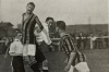 "Lufttorpedo": Phönix-Kapitän Arthur Beier (l.) beim Kopfball, der vor dem Ersten Weltkrieg eine "exotische Spezialübung" darstellte. Das Foto entstand 1912 beim Spiel gegen den VfR Mannheim. Rechts ist Mannschaftskollege Ernst Karth zu sehen.