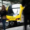 Ein Zug des Typs FLIRT des Zugbetreibers Go-Ahead steht am Stuttgarter Hauptbahnhof.