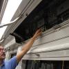 Joachim Hettel, Projektbeauftragter bei den Verkehrsbetrieben Karlsruhe, zeigt einige Komponenten, die zur Erfassung der Daten in die Mess-Straßenbahn eingebaut wurden. Joachim Hettel, Projektbeauftragter bei den Verkehrsbetrieben Karlsruhe, zeigt einige Komponenten, die zur Erfassung der Daten in die Mess-Straßenbahn eingebaut wurden.
