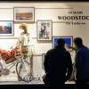 Woodstock-Fotograf Elliott Landy (rechts) und KME-Geschäftsführer Martin Wacker betrachten die Woodstock-Ausstellung in der Karlsruher Innenstadt. Woodstock-Fotograf Elliott Landy (rechts) und KME-Geschäftsführer Martin Wacker betrachten die Woodstock-Ausstellung in der Karlsruher Innenstadt.