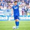 Marvin Wanitzek (KSC 10) gibt Anweisungen zum Freistoß.