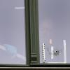 Ein Beamter der Spurensicherung untersucht das Loch in einem Fenster in einem Haus gegenüber der Synagoge. Ein Beamter der Spurensicherung untersucht das Loch in einem Fenster in einem Haus gegenüber der Synagoge.