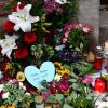 Ein blaues Herz mit der Aufschrift «Unsere Herzen sind mit euch» liegt vor der Mauer der Synagoge zwischen Kerzen und Blumen. Ein blaues Herz mit der Aufschrift «Unsere Herzen sind mit euch» liegt vor der Mauer der Synagoge zwischen Kerzen und Blumen.