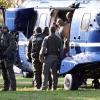 Polizisten geleiten Stephan B. zum Bundesgerichtshof in Karlsruhe.