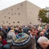 In mehreren Städten, wie hier in Dresden, gab es Mahnwachen und Solidaritätsbekundungen. In mehreren Städten, wie hier in Dresden, gab es Mahnwachen und Solidaritätsbekundungen.