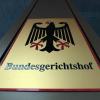 Ein Hinweisschild mit Bundesadler und Schriftzug «Bundesgerichtshof» ist zu sehen.