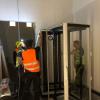 Schalten und Walten: Elektriker installieren wie hier in der Haltestelle Lammstraße Schaltschränke.