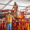 Die neue Fahrbahndecke wird per Förderband zur Oberflächenverteilung eingebracht.