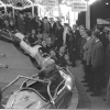 1965: Blick auf ein vollbesetztes Fahrgeschäft mit Zuschauenden im Hintergrund. 1965: Blick auf ein vollbesetztes Fahrgeschäft mit Zuschauenden im Hintergrund.