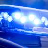 Das Blaulicht auf einem Polizeifahrzeug leuchtet.