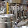 Bier wird in der Staatsbrauerei Rothaus in Baden-Württemberg in einer Abfüllanlage in Bierfässer gefüllt.