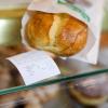 Beim Brötchenkauf gibt es jetzt den Kassenzettel dazu - die Bonpflicht stößt vor allem bei Bäckereien auf Kritik. Beim Brötchenkauf gibt es jetzt den Kassenzettel dazu - die Bonpflicht stößt vor allem bei Bäckereien auf Kritik.