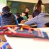 Im Lernfreunde-Haus nehmen Flüchtlingskinder an einer Unterrichtsstunde teil.