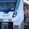 Eine Frau besteigt einen Abellio-Zug.