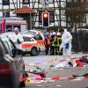 Einsatzkräfte sichern an der Unfallstelle in Volkmarsen Spuren.