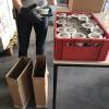 Die Genuß-Kisten für das Online-Weinfest werden gepackt. Die Genuß-Kisten für das Online-Weinfest werden gepackt.