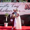 Das Brautpaar Janine und Philip Scholz (l) bei ihrer Trauung im Autokino.