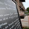 Ein Schild mit der Aufschrift «Leider hat auch uns die Corona Pandemie erreicht», steht vor dem Restaurant «Alte Scheune» in Moormerland.