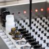 Eine Maschine im Diagnostiklabor der Ludwig-Maximilians-Universität München (LMU) zur Analyse auf Covid-19-spezifische Antikörper.