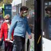 Wer Bus und Bahn fährt oder einkauft, muss eine Mund-Nasenmaske tragen. Zweck der Schutzmaske ist es, Tröpfchen abzufangen, die wir beim Sprechen, Lachen, Husten oder Niesen ausstoßen. Wer Bus und Bahn fährt oder einkauft, muss eine Mund-Nasenmaske tragen. Zweck der Schutzmaske ist es, Tröpfchen abzufangen, die wir beim Sprechen, Lachen, Husten oder Niesen ausstoßen.