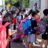 Schülerinnen und Schüler stehen Mitte Mai vor einer Schule in Modi'in. Schülerinnen und Schüler stehen Mitte Mai vor einer Schule in Modi'in.