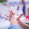Kinder in Nordrhein-Westfalen dürfen wieder regulär in die Kita - dort ist dann Händewaschen angesagt. Kinder in Nordrhein-Westfalen dürfen wieder regulär in die Kita - dort ist dann Händewaschen angesagt.