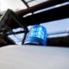 Ein Polizeifahrzeug mit leuchtendem Blaulicht auf dem Dach ist zu sehen.