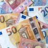 Zahlreiche Banknoten liegen auf einem Tisch.