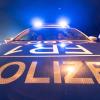 Ein Polizeifahrzeug steht mit angeschaltetem Blaulicht auf der Straße. Ein Polizeifahrzeug steht mit angeschaltetem Blaulicht auf der Straße.