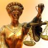 Eine goldfarbene Justitia-Figur.