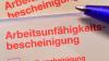 Eine Arbeitsunfähigkeitsbescheinigung liegt auf einem Tisch. Künftig soll die Krankschreibung per Videosprechstunde möglich sein.