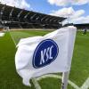 Eckfahne mit dem Logo von Karlsruher SC ist im Stadion zu sehen.