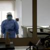 Eine Ärztin in Argentiniens Hauptstadt Buenos Aires im Zimmer eines COVID-19-Patienten.