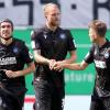 Der Karlsruher Philipp Hofmann (M) jubelt mit seinen Kollegen Damian Roßbach (l) und Marvin Wanitzek.