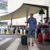 Reisende stehen am Corona-Testzentrum am Flughafen Köln/Bonn an.
